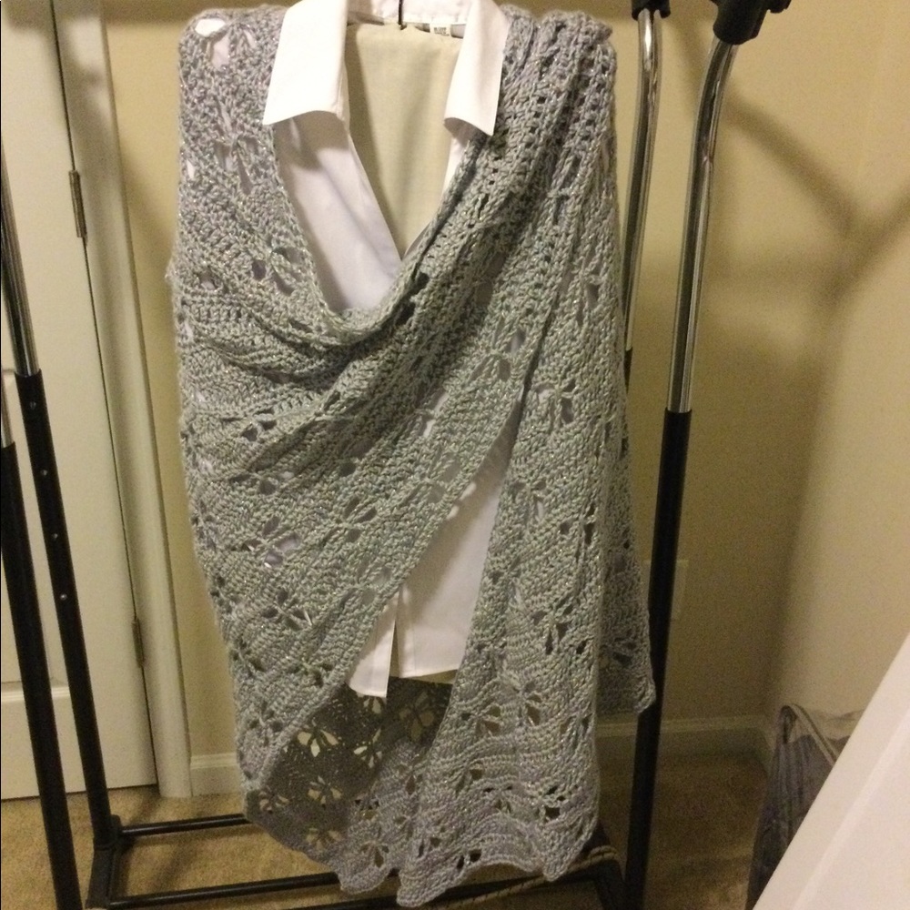 New Hand Crochet Shawl w/attachment